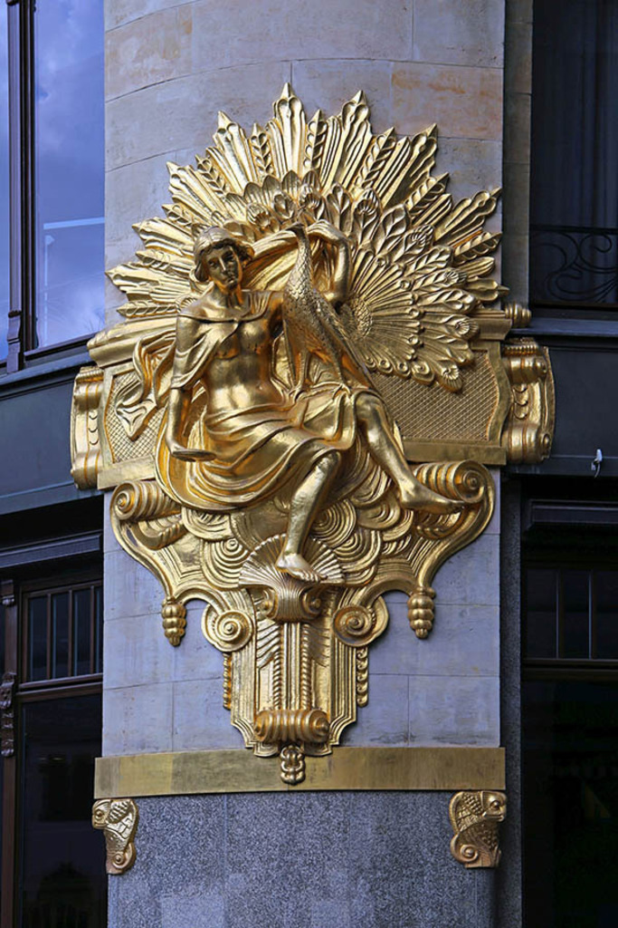 Kaufhaus Ebert - vergoldetes Fassadenelement Allegorie der Eitelkeit Superbia | Entdecke über 20 Kategorien Leipzig-Motive: Foto-Downloads, hochwertige Poster, Leinwand- & Fine-Art-Prints. Jetzt Lieblingsfoto im Bildlexikon Leipzig Shop bestellen!
