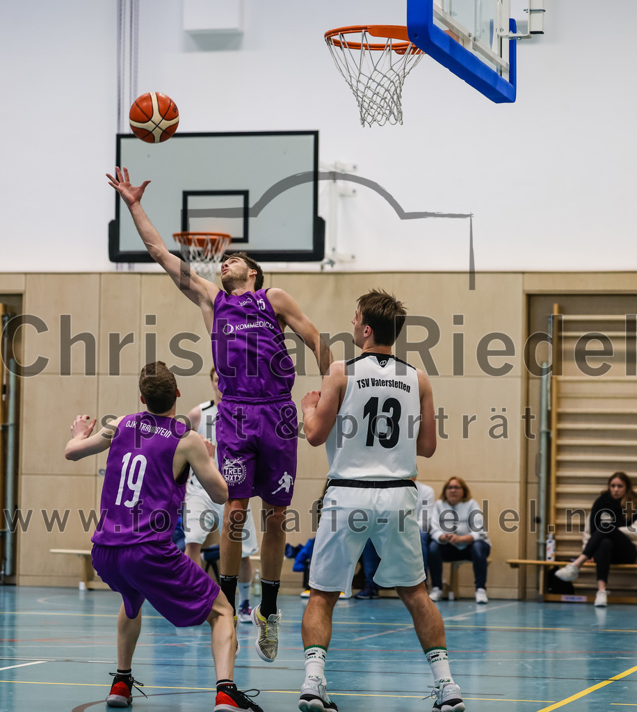 2022-05-01_060_TSV_Vaterstetten_gegen_DJK_Traunstein | Vaterstetten, Deutschland, 01.05.2022:
Basketball, Aufstiegsrunde zur Bayernliga 2021 / 2022, 5. Spieltag, TSV Vaterstetten gegen DJK Traunstein, Endergebnis: 87:79

A. Schatz (DJK Traunstein, #19), Maximilian Hoernes (DJK Traunstein, #15), Konstantin Huber (TSV Vaterstetten, #13)

Foto: Christian Riedel / fotografie-riedel.net