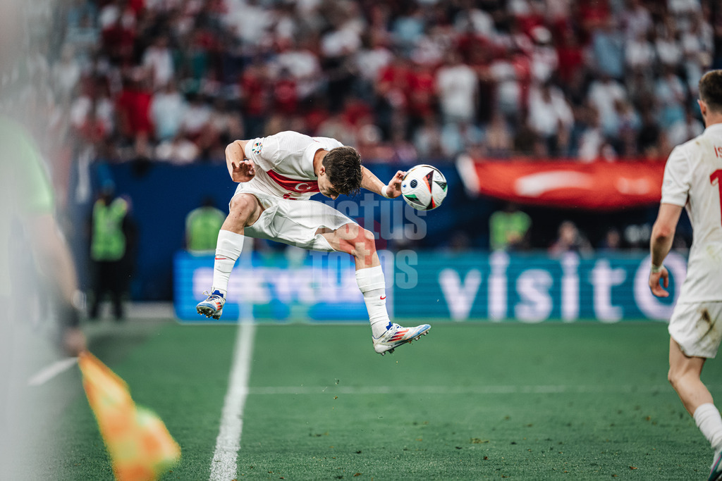 Fußball | Herren | UEFA-Fußball-Europameisterschaft 2024 | Gruppe F | Tschechien vs. Türkei | 26.06.2024 | Kenan Yildiz (#19, Türkei) rettet per Kopf den Ball vor dem Aus
