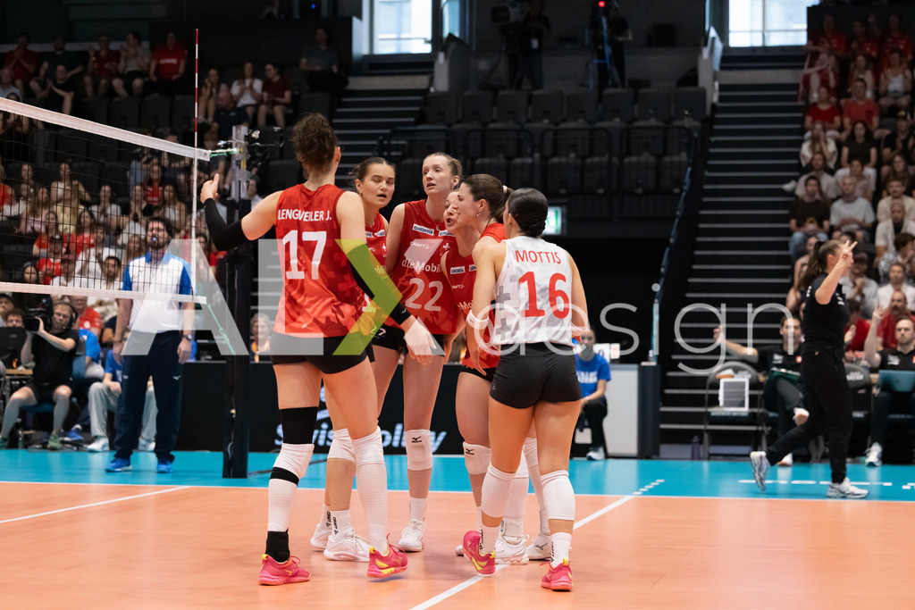 Austria v Switzerland - CEV European League Women | KRIENS, SWITZERLAND - JUNE 14: Team of Switzerland celebrating during the CEV European League match between Austria and Switzerland at Pilatus Arena on June 14, 2026 in Kriens, Switzerland. - Realisiert mit Pictrs.com