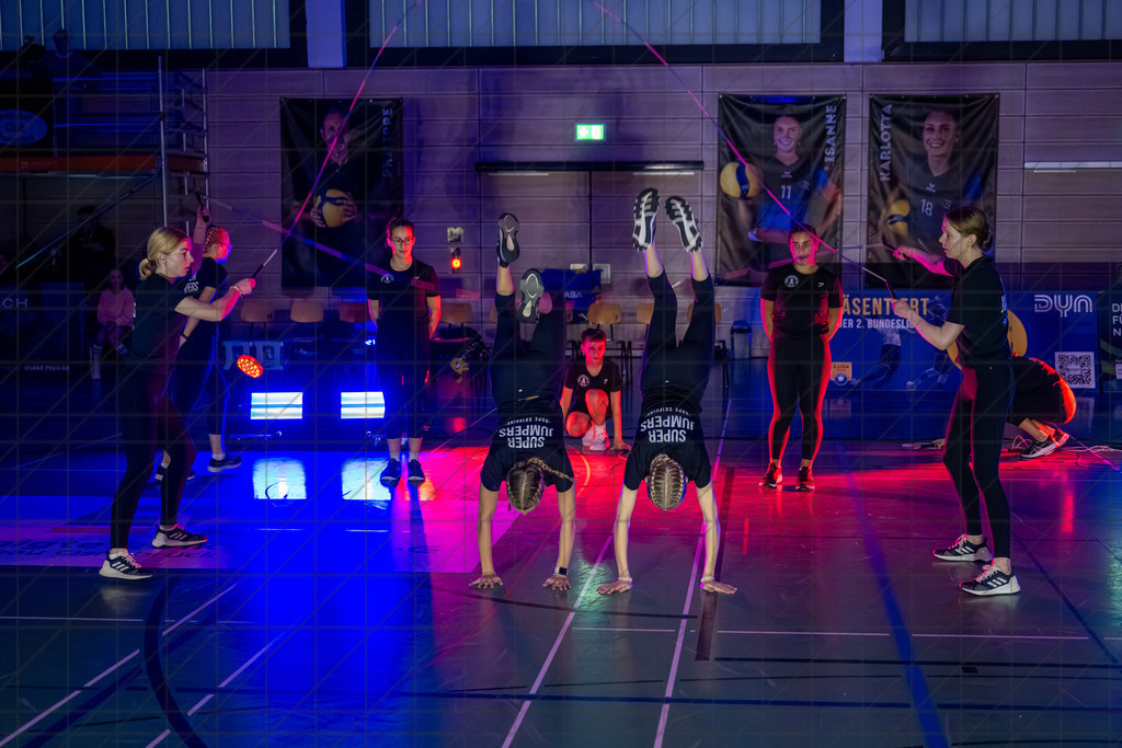 2. VBLF Nord 25/26 | Spiel 4053 | VC Osnabrück vs. TV Cloppenburg | TSG Burg Gretesch, Rope Skipping //  13.12.25: 2. VBLF Nord 25/26 | Spiel 4053 | VC Osnabrück vs. TV Cloppenburg / Osnabrück / Deutschland  //   CREDIT:www.bullenfotos.de, Martin König, Hörner Weg 40, D-49078 Osnabrück, +4917663732967 // Nutzung und Weitergabe nur zu den vereinbarten Zwecken. Presseanfragen an Ersteller. Alle Rechte beim Ersteller. Honorierung nach MFM. - Realisiert mit Pictrs.com