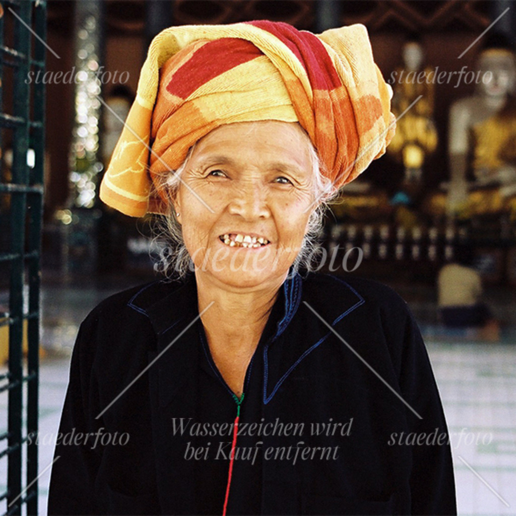 Pilgerin_Kopftuch | Der Fotograf für Portraitfotografie aus Berlin | staederfoto.de - Realisiert mit Pictrs.com