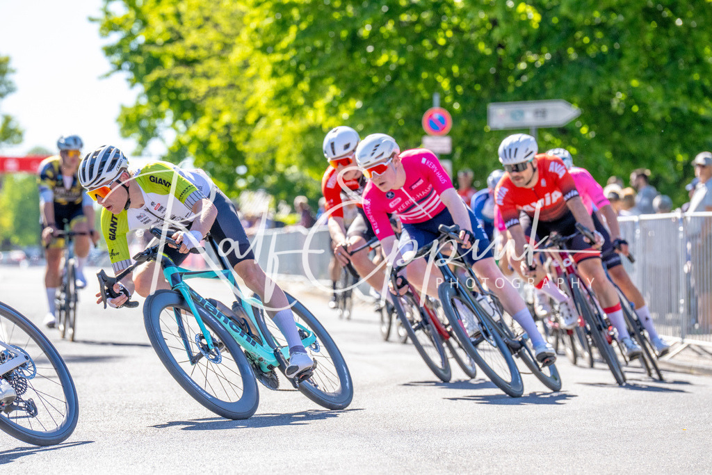Spurt in den Mai 2026 - Großer Preis der Sparkasse Neuss | Annual one-day road cycling race "Großer Preis der Sparkasse Neuss" held in Büttgen, Germany, organized by VfR Büttgen 1912 e.V. The event features multiple races across all age categories from U11 youth to Elite men. - Realisiert mit Pictrs.com