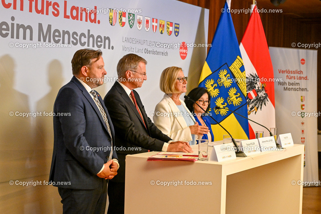 Pressekonferenz Land Ooe_ Oberoesterreich uebernimmt den Vorsitz in der Landeshauptleute-Konferenz_ 03.07.2024-52 | 03.07.2024, Linz, AUT, Pressekonferenz Land Ooe, Oberoesterreich uebernimmt den Vorsitz in der Landeshauptleute-Konferenz, im Bild Franz Ebner (VP, Praesident des Bundesrates), Thomas Stelzer (VP, Landeshauptmann Oberoesterreich), Johanna Mikl-Leitner (VP, Landeshauptfrau Niederoesterreich), Margit Goell (VP, Mitglied des Bundesrates), Medienvertreter