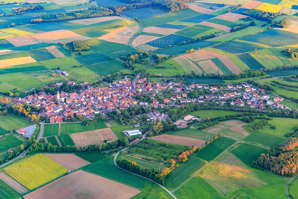 Luftbild: Ortsansicht aus Norden im Ortsteil Mechenried in Riedbach im Bundesland Bayern in Deutschland. Foto: IMG_100203.jpg vom 26.05.2017 durch Werner Riehm/FLY-FOTO.de