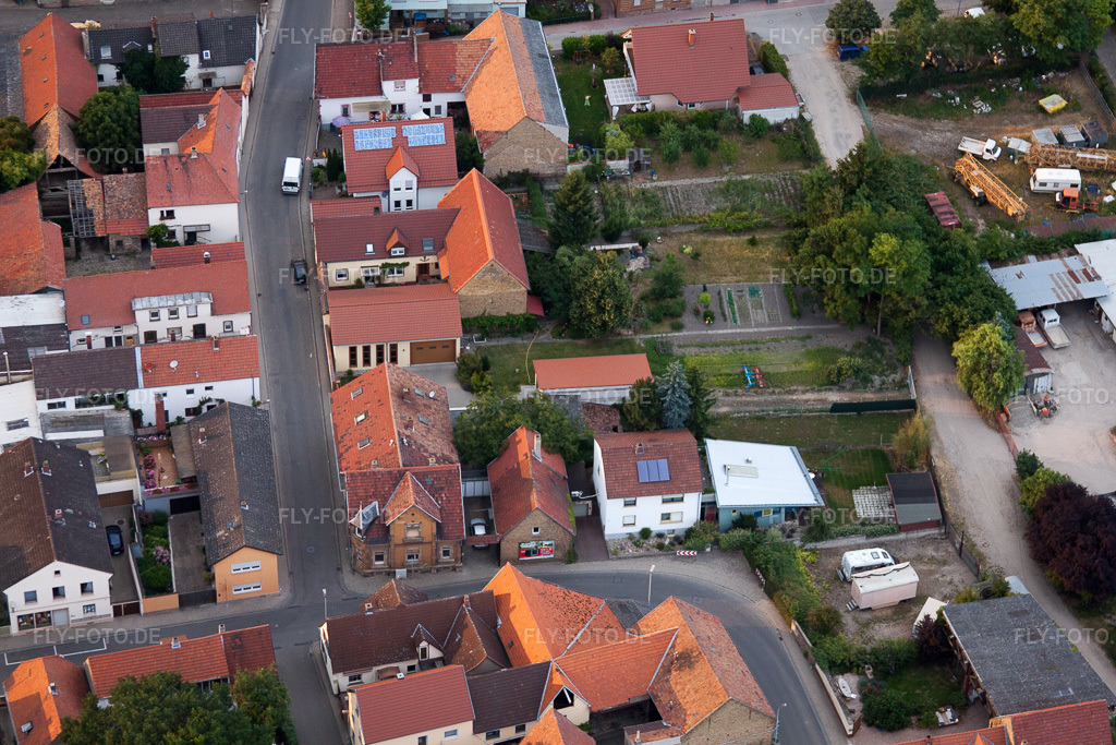 Luftbild: Roxheimer Straße im Ortsteil Bobenheim in Bobenheim-Roxheim im Bundesland Rheinland-Pfalz in Deutschland. Foto: IMG_69137.jpg vom 24.06.2014 durch Werner Riehm/FLY-FOTO.de
