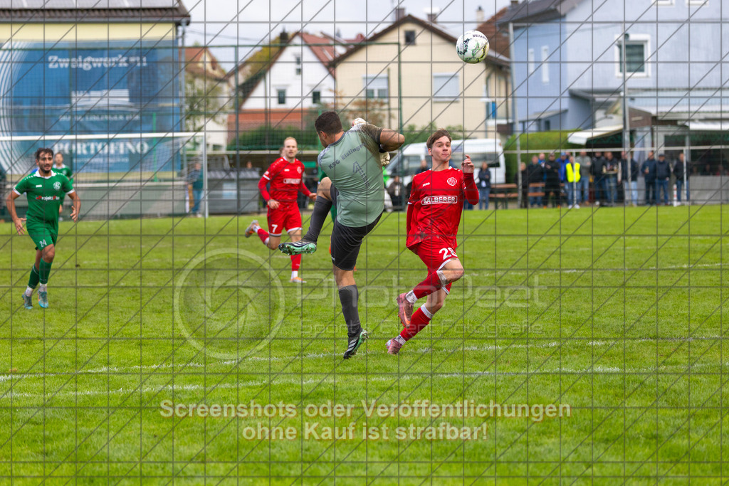 20261011_162237_0396_(c)_by_PhotoPeet | Marvin Herbinger (1.FC Donzdorf #28) und Torspieler Thomas Grupp (KSG Eislingen #01) zum 1:6KSG Eislingen (grün) vs. 1.FC Donzdorf (rot), Fußball, Bezirksliga - Bezirk Neckar/Fils, 07. Spieltag, Saison 2026/2027, Rasensportplatz, Albstraße 69, 73054 Eislingen, 11.10.2026 - 15:00 Uhr,Foto: PhotoPeet / Sport- &amp; Eventfotografie / Peter Harich