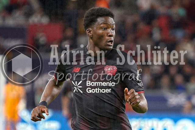 Bayer 04 Leverkusen vs Eintracht Frankfurt - Bundesliga  | Leverkusen, Deutschland, 12.09.25:   Axel Tape (Bayer 04 Leverkusen) schaut waehrend des Spiels der Bundesliga zwischen  Bayer 04 Leverkusen vs Eintracht Frankfurt in der BayArena(Foto von Brauer-Fotoagentur / Adrian Schlueter)