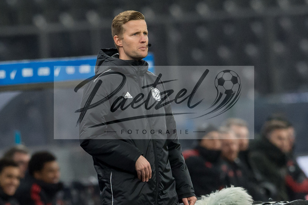 BSCFCB20220123_297 | Fussball, Herren: Vierter Offizieller Arne Aarnik schaut bei dem Spiel der 1. Bundesliga zwischen Hertha BSC und FC Bayern Muenchen im Olypiastadion am 23.01.2022 in Berlin, Deutschland.DFB / DFL REGULATIONS PROHIBIT ANY USE OF PHOTOGRAPHS AS IMAGE SEQUENCES AND/OR QUASI-VIDEO. - Realisiert mit Pictrs.com