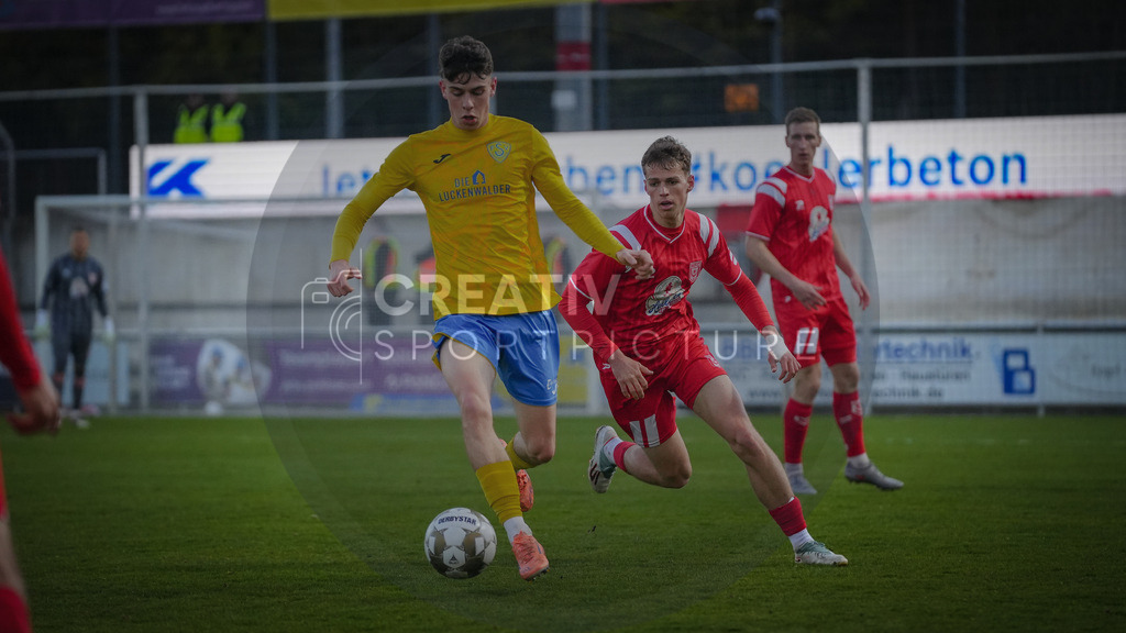Fußball, Herren, Saison 2025/2026, Regionalliga Nordost, 22. Spieltag, FSV 63 Luckenwalde vs. Hallescher FC, Dienstag 07.04.2026, Werner-Seelenbinder-Stadion Luckenwalde, | Fußball, Herren, Saison 2025/2026, Regionalliga Nordost, 22. Spieltag, FSV 63 Luckenwalde vs. Hallescher FC, Dienstag 07.04.2026, Werner-Seelenbinder-Stadion Luckenwalde, Im Bild: Tim Maciejewski (l. Luckenwalde) und Felix Langhammer (r. HFC) - Realisiert mit Pictrs.com