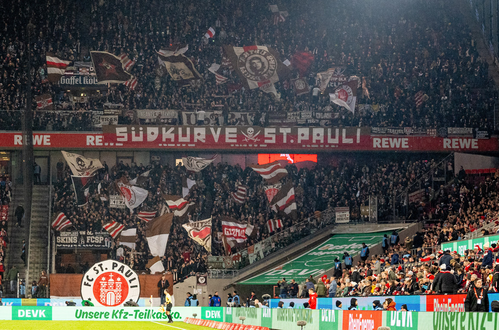 _STP9066 | Der offizielle Shop für FC St. Pauli Fotos. Wähle aus Spielszenen & Fanmomenten dein FCSP Wunschformat. Wir liefern Millerntor-Atmosphäre.