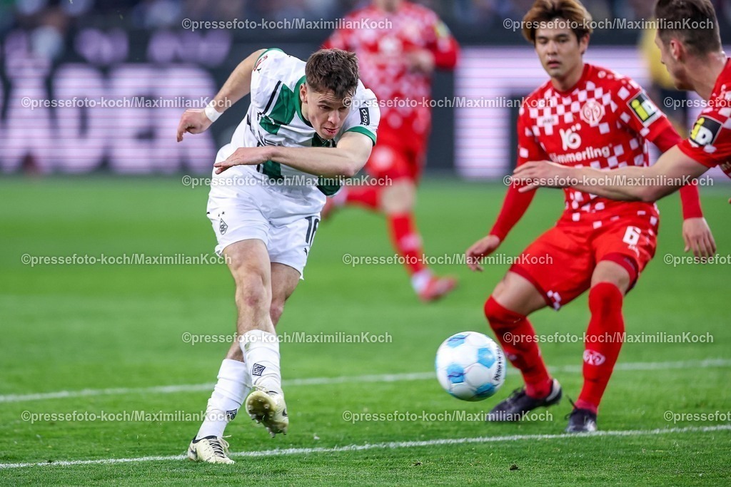 BMG07032501044 | 07.03.2025, Fußball, Borussia Mönchengladbach - 1.FSV Mainz 05, 1. Fußball Bundesliga, Borussia-Park, Saison 2024 2025: Philipp Sander (Mönchengl. #16) beim Schuss auf das TorDFB regulations prohibit any use of photographs as image sequences and or quasi-video.