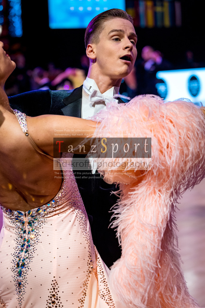 20251212_WDSF_World_Ch_Cup_RS-Std_0845-2 | Tanzsportbilder, Standardtanz, Lateintanz, WDSF, DTV, LTVB, dancecomp, goc, hessen tanzt, blaues band der spree, walzer, tango, wiener walzer, slowfox, quickstepp, samba, rumba, cha-cha-cha, paso doble. jive, hd-kroft photography, turniertanzsport