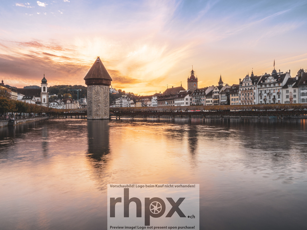 Abendlicht in Luzern | Geschichte. Licht. Ruhe.Die Kapellbrücke und der Wasserturm erstrahlen im sanften Licht der untergehenden Sonne. Die Spiegelungen auf der Reuss fangen die magische Atmosphäre eines späten Nachmittags in Luzern perfekt ein. Ein zeitloses Motiv, das Beständigkeit und Wärme ausstrahlt.Wähle unter "Produktauswahl" dein Wunschformat: Vom klassischen Wandbild über Puzzle &amp; Tassen bis zum digitalen Download (z.B. als Handy-Hintergrund). - Realisiert mit Pictrs.com