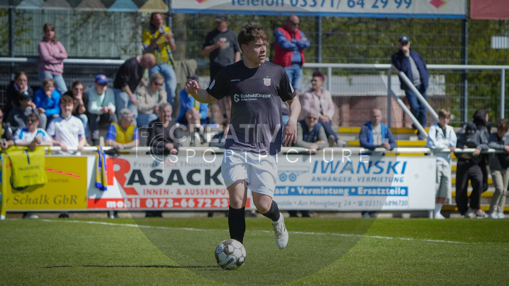 FFußball, Herren, Saison 2025/2026, Regionalliga Nordost, 31. Spieltag, FSV 63 Luckenwalde vs. FSV Zwickau, Sonntag 26.04.2026, Werner-Seelenbinder-Stadion Luckenwalde | Fußball, Herren, Saison 2025/2026, Regionalliga Nordost, 31. Spieltag, FSV 63 Luckenwalde vs. FSV Zwickau, Sonntag 26.04.2026, Werner-Seelenbinder-Stadion Luckenwalde, Im Bild: Kilian Senkbeil (Zwickau) - Realisiert mit Pictrs.com