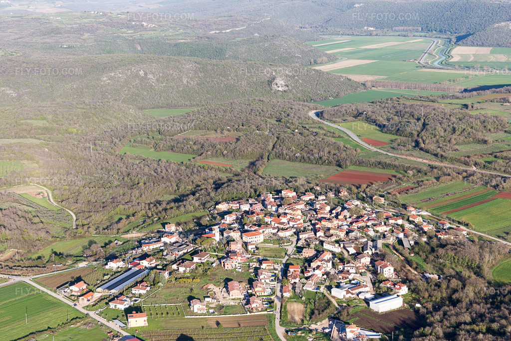 Aerial view: View of the town in Nova Vas in the state Gespanschaft Istrien, Croatia.Photo: IMG_106116.jpg taken on 04/13/2018 by Werner Riehm/FLY-FOTO.comResolution of the original: 5472 x 3648 px