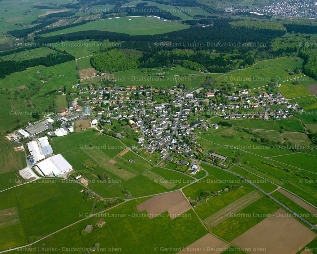 2610026 | GUSTERNHAIN 09.06.2006 Ortsansicht am Rande von landwirtschaftlichen Feldern und Nutzflächen  in Gusternhain im Bundesland Hessen, Deutschland // Village view on the edge of agricultural fields and land  in Gusternhain in the state Hesse, Germany Foto: Gerhard Launer
