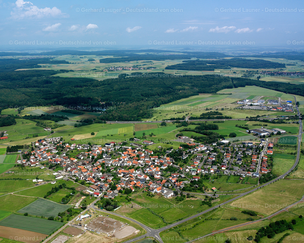 2614796 | ATZENHAIN 09.06.2006 Ortsansicht am Rande von landwirtschaftlichen Feldern und Nutzflächen  in Atzenhain im Bundesland Hessen, Deutschland // Village view on the edge of agricultural fields and land  in Atzenhain in the state Hesse, Germany Foto: Gerhard Launer