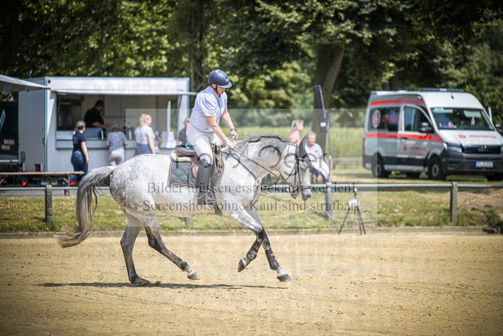 DOS_8576 | Entdecke hochwertige Reitturnierfotos von Foto Oger. Professionell, emotional und authentisch – jetzt Lieblingsmomente im Shop bestellen.Deutschlandweite Turnierfotografie. - Realisiert mit Pictrs.com