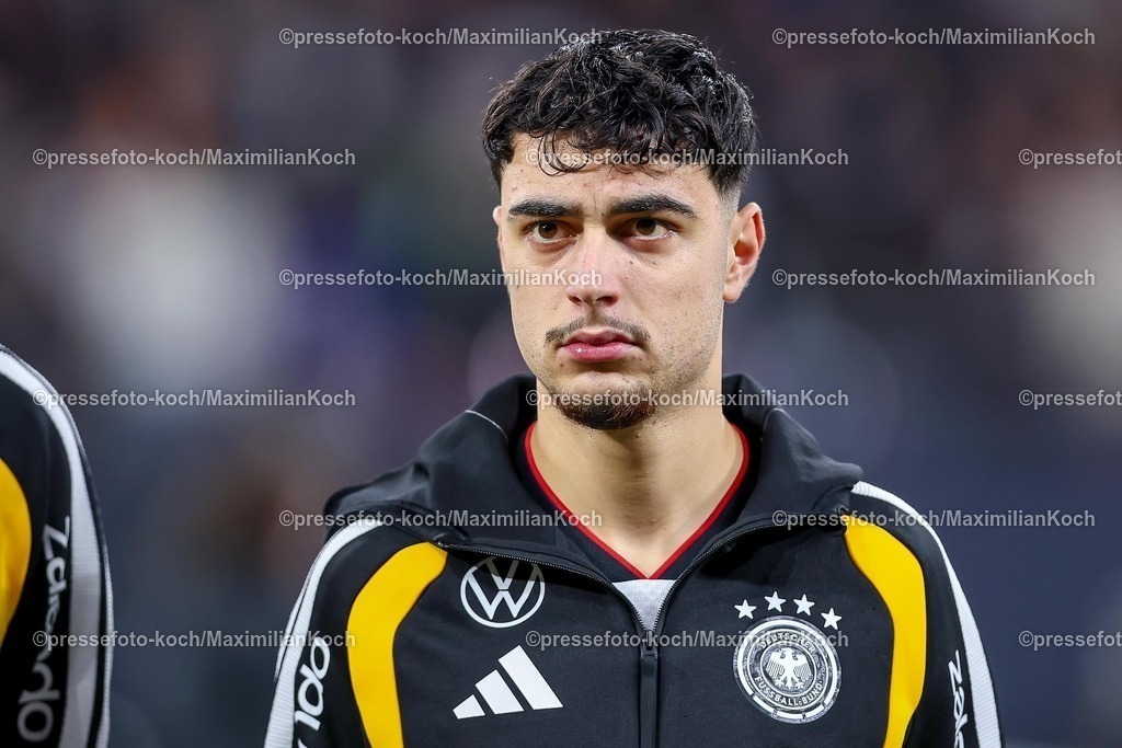DFB17112501119 | 17.11.2025, Fußball, Länderspiel, WM-Qualifikation Europa, Deutschland - Slowakei, Red Bull Arena (Leipzig), 10. Spieltag, Saison 2025 2026: Aleksandar Pavlovic (GER #05)  vor dem Spiel bei der NationalhymneRegulations prohibit any use of photographs as image sequences and or quasi-video. vor dem Spiel bei der Nationalhymne