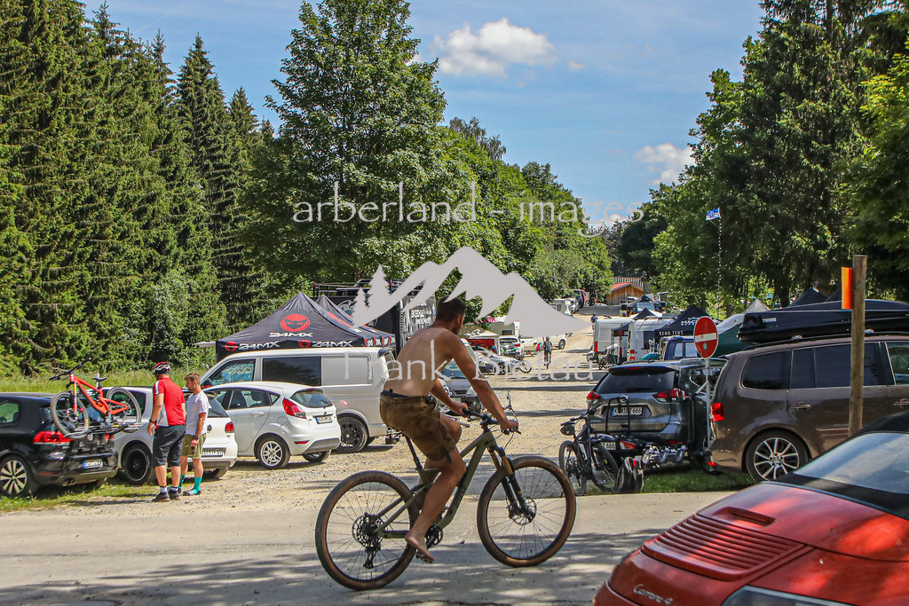 OE7A4864 | Parkplätze und Wiesen rund um den Bikepark haben sich zum Campingplatz gewandelt