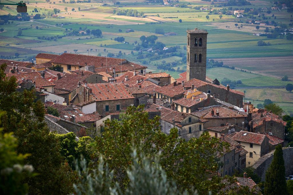 Blick von der Via Porta Montanina auf den Duomo di Cortona | Cortona, Italien - September 08, 2016: Blick von der Via Porta Montanina auf den Duomo di Cortona. - Realisiert mit Pictrs.com