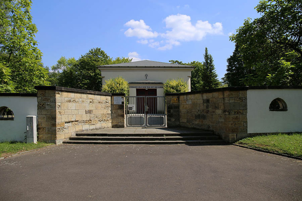 Foto: Leipzig - Neuer Israelitischer Friedhof | Das Team hinter BILDLEXIKON LEIPZIG bündelt historische wie aktuelle Informationen über die Stadt Leipzig in Text und Bild auf einer Plattform und stellt diese der interessierten Öffentlichkeit zur Verfügung.