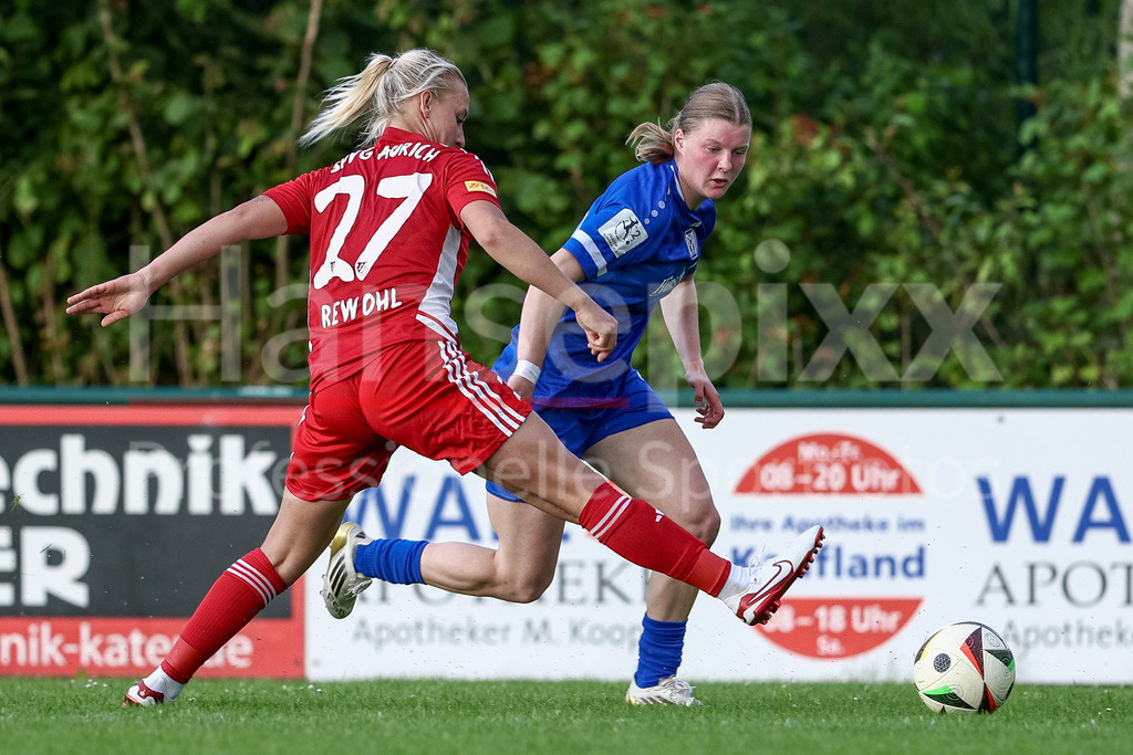 Fussball, Testspiel Frauen, SV Meppen - SpVg Aurich | v.li.: Aylin Rewohl (SpVg Aurich, 27) und Lilly Damm (SV Meppen, 22) im Zweikampf, Duell, Dynamik, Aktion, Action, Spielszene