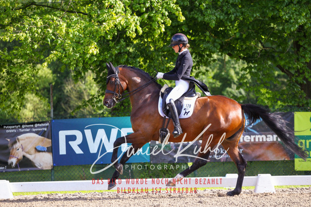 DKP41575 | Turnierfotos kaufen im Webshop von Daniel Kuhl Photography – entdecke professionelle Reitsportfotos aus Turnieren & Events. Hochwertige Turnierbilder online bestellen & sichern. Jetzt Fotos von Reitsportturnieren kaufen!