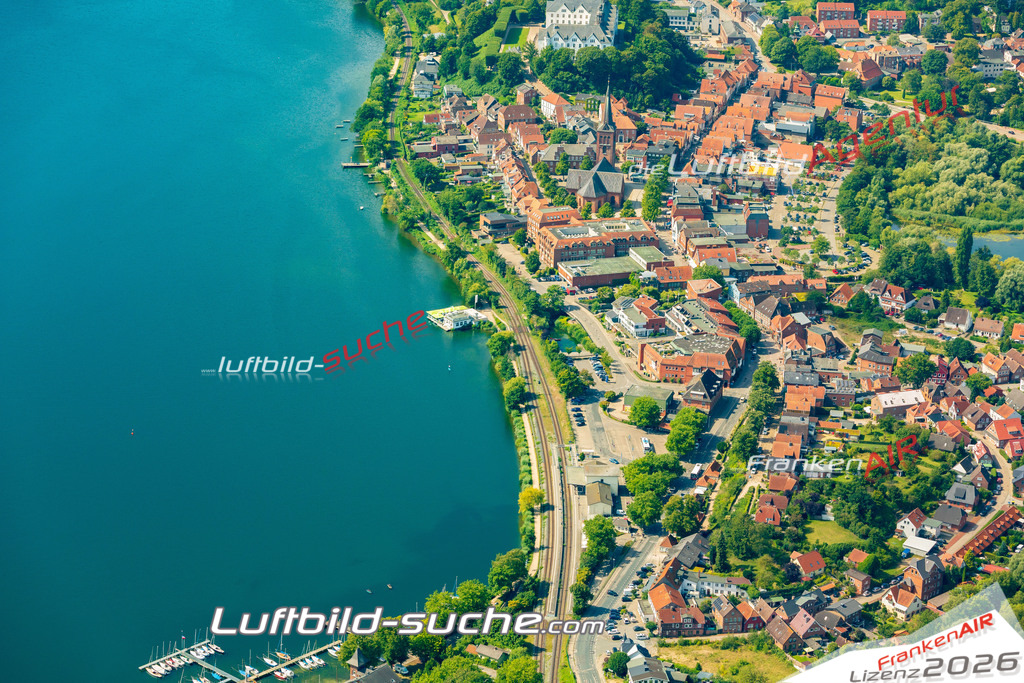 Luftbild der Stadt Plön - Die Luftaufnahme wurde 2025 vom UL-Flugzeug heraus erstellt ( keine Drohne ) - Hochauflösende Luftaufnahme - für professionelle Ausdrucke geeignet. Die Geschenkidee !Hier alle&nbsp;Infos zur Lizenzierung der LuftaufnahmeWir fliegen auch dieses Jahr wieder in Ihre Region um Luftbilder zu erstellen.- Luftbild anfragen