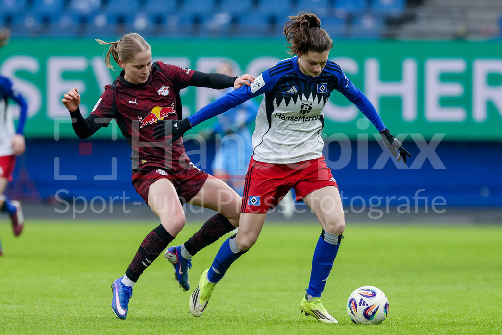 Fussball, Google Pixel Frauen-Bundesliga, Hamburger SV - RB Leipzig | v.li.: Emilia Kjaer Asgeirsdottir (RB Leipzig, 8) umd Lotta Wrede (Hamburger SV, HSV, 32) im Zweikampf, Duell, Dynamik, Aktion, Action, Spielszene, DIE DFB-RICHTLINIEN UNTERSAGEN JEGLICHE NUTZUNG VON FOTOS ALS SEQUENZBILDER UND/ODER VIDEOÄHNLICHE FOTOSTRECKEN. DFB REGULATIONS PROHIBIT ANY USE OF PHOTOGRAPHS AS IMAGE SEQUENCES AND/OR QUASI-VIDEO.