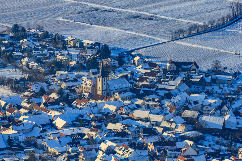 Luftbild: Protestantische Kirche Mörzheim bei Schnee im Winter im Ortsteil Mörzheim in Landau im Bundesland Rheinland-Pfalz in Deutschland. Foto: IMG_36321.jpg vom 03.01.2011 durch Werner Riehm/FLY-FOTO.de