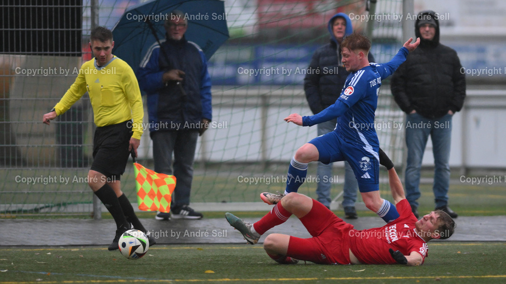 TuS Rotenhof vs SpVg. Eidertal Molfsee | Mika Flindt (Rotenhof #7) / Meeno Bröker (Molfsee #37) // Fußball-Oberliga Männer 2024/2025 / TuS Rotenhof vs SpVg. Eidertal Molfsee / Kunstrasenplatz TuS Rotenhof / Rendsburg, Fockbeker Chaussee 241 / 07.12.24 - Realisiert mit Pictrs.com