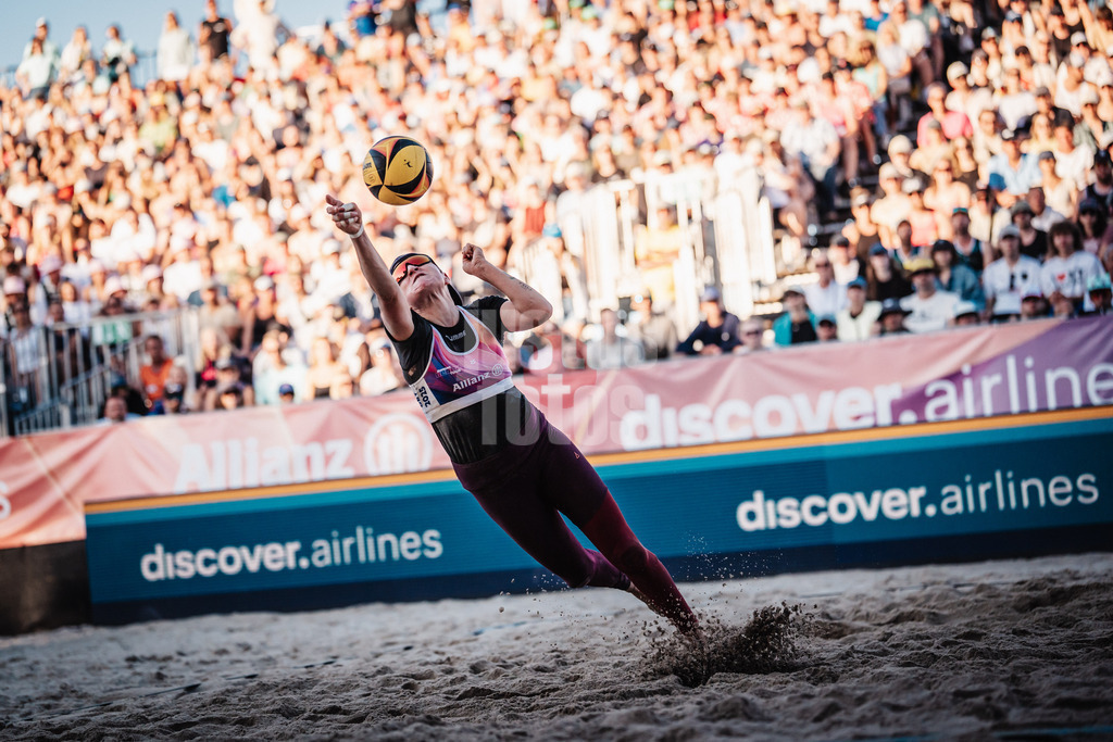 Beachvolleyball | Frauen | Deutsche Meisterschaften 2025 Timmendorfer Strand | 06.09.2025 | Melanie Gernert springt zum Ball