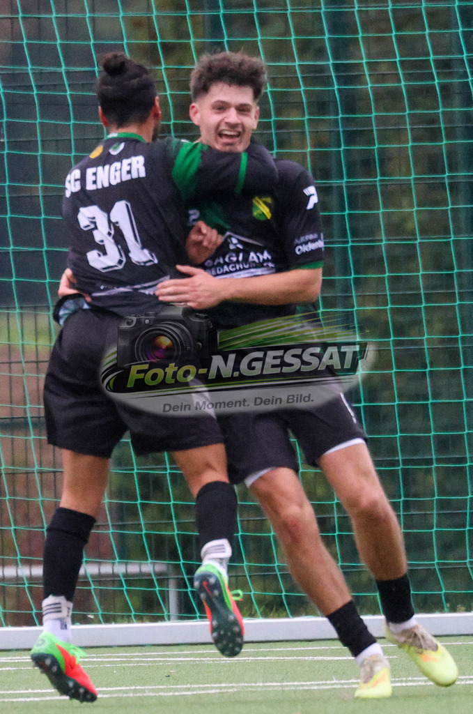 SC Enger - TuS Hücker-Aschen | Auf dem Bild zu sehen: schwarz SC Enger v.l.: Jack Aygül, Arian Murseli  SC Enger, TuS Hücker-Aschen, Saison 26/27, Kreisliga A, Enger, Deutschland - Realisiert mit Pictrs.com