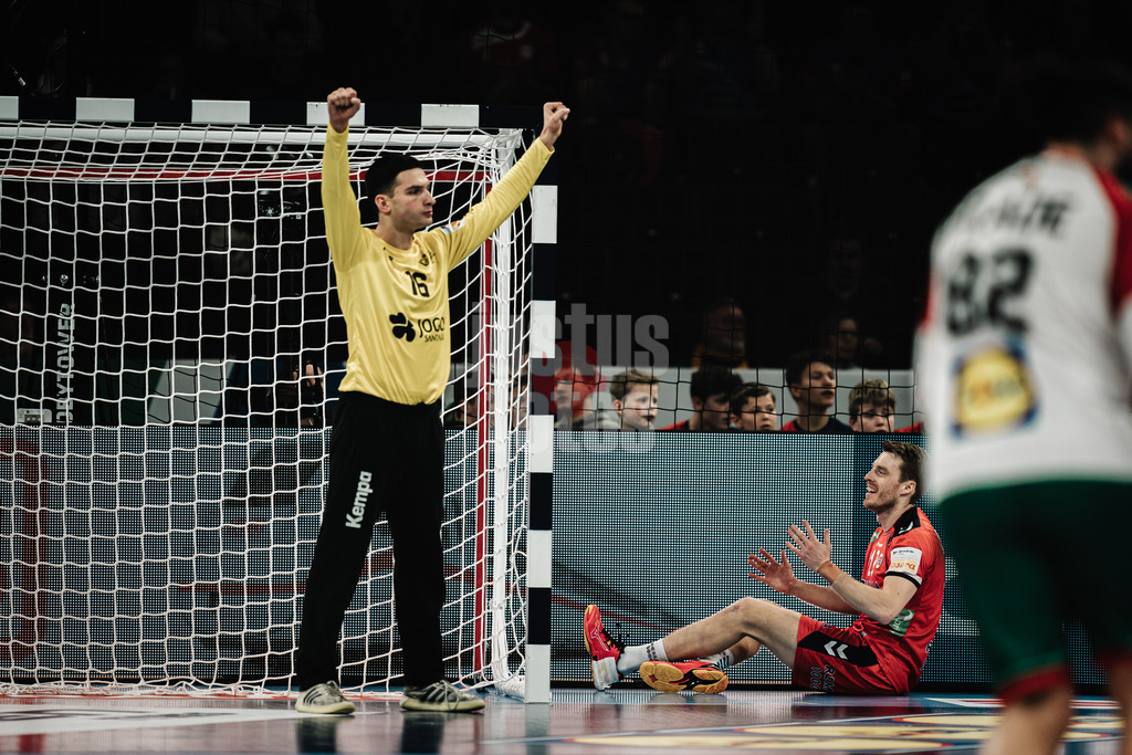 Handball | Herren | EHF EURO 2024 | European Championshop Men 2024 Final Tournament | Norwegen vs. Portugal | 17.01.2023 | Diogo Rema Marques (#16, Portugal, POR) freut sich über den gehaltenen Ball während Kristian Björnsen (#19, Norwegen, NOR) sich ärgert