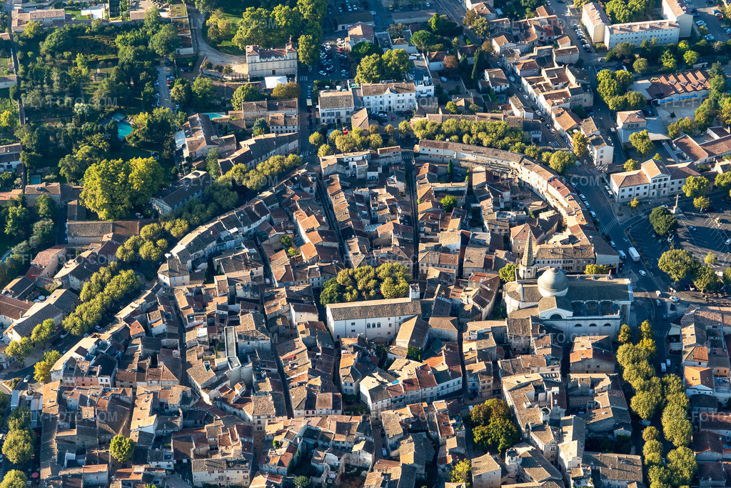 Aerial view: Historic center in Saint-Rémy-de-Provence in the state Bouches du Rhone, France. – Photo: IMG_129627.jpg taken on 09/23/2021 by Werner Riehm/FLY-FOTO.com – Resolution of the original: 5472 x 3648 px