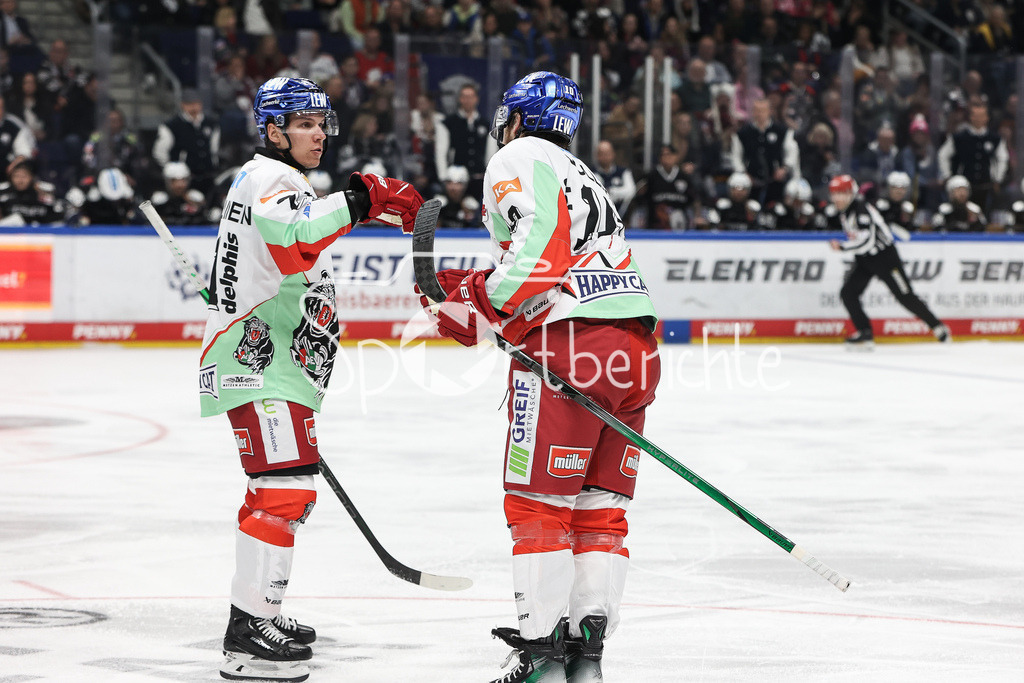 Eisbären Berlin - Augsburger Panther | Die Augsburger jubeln nochmal / Der Anschluss zum 5-3 durch Chirs COLLINS (AEV #10) / Jubel / torschuetze / Treffer