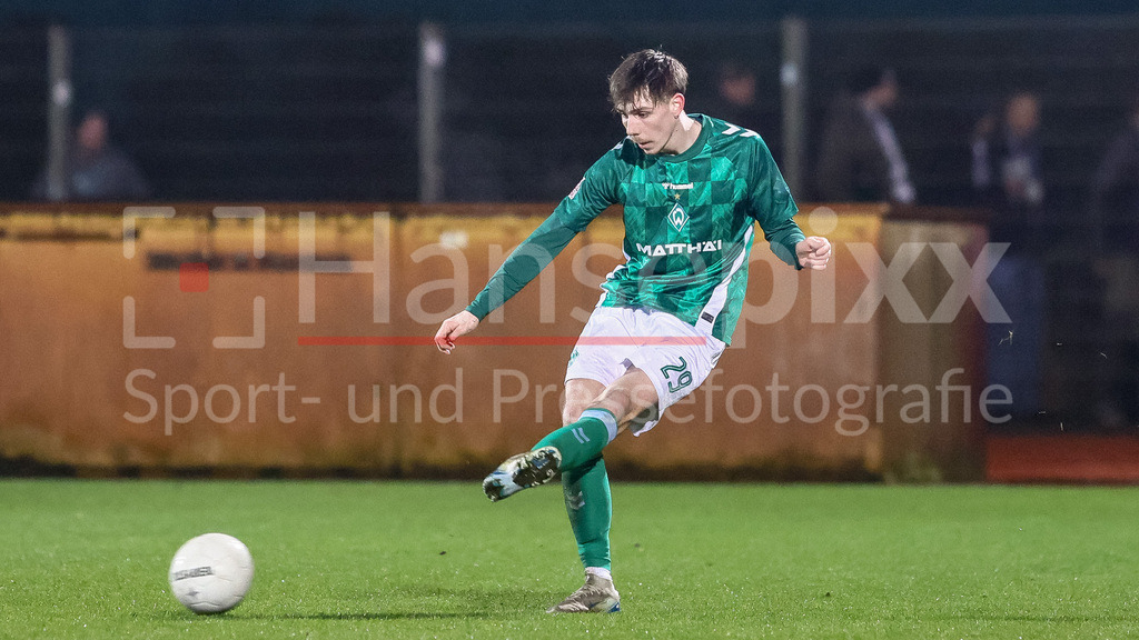 Fussball, Regionalliga Nord, SV Werder Bremen II - VfB Oldenburg | v.li.: Paul Levi Wagner (SV Werder Bremen II, 29) am Ball, Freisteller, Einzelbild, Ganzkörper, Aktion, Action, Spielszene