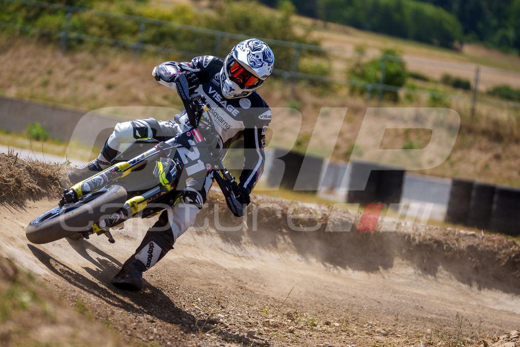 SuperMoto_Staatsmeisterschaft_Fuglau-natural-762 | GRIPcapture steht für authentische Sportfotografie in Österreich – für Momente, die mehr sind als Geschwindigkeit oder Ergebnis. Es geht um Emotion, Spannung, Fokus und den Augenblick, der oft nur einen Wimpernschlag dauert.Ob Motorsport, Teamsport oder 