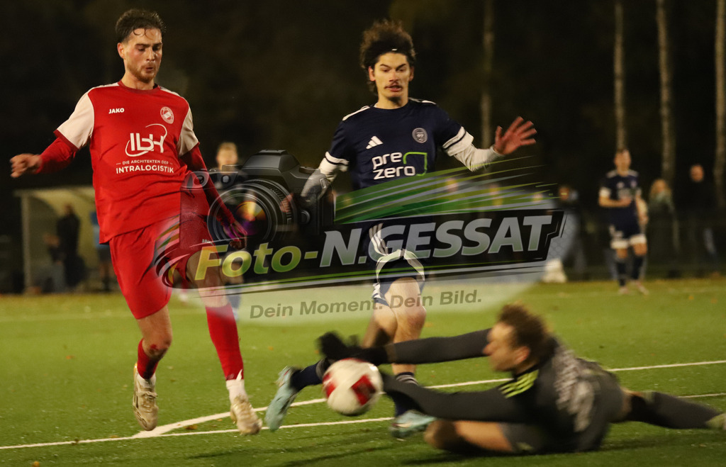 FC RW Kirchlengern - SVKT 07 Minden | Auf dem Bild zu sehen: rot FC RW Kirchlengern: Levin Güzelel ; blau SVKT 07 Minden v.l.: Joel Jamil Rabenhorst, Dennis MönigFC RW Kirchlengern, SVKT 07 Minden, Saison 25/26, Landesliga, Kirchlengern, Deutschland - Realisiert mit Pictrs.com