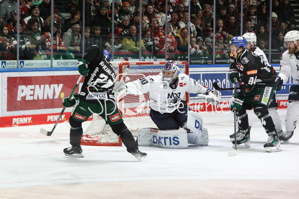 Augsburger Panther - Adler Mannheim | Jere KARJALAINEN (AEV #21) scheitert in dieser Szene am Keeper der Gaeste - Arno TIEFENSEE (Mannheim #30)
