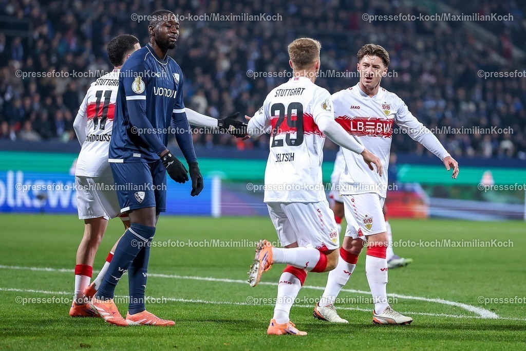 BOC03122501034 | 03.12.2025, Fußball, DFB-Pokal, VfL Bochum - VfB Stuttgart, Achtelfinale, Vonovia Ruhrstadion, Saison 2025 2026: Torjubel Stuttgart nach dem Eigentor  zum 1:0 durch Philipp Strompf (VfL Bochum #03) - Finn Jeltsch  (VfB Stuttgart #29) und Angelo Stiller  (VfB Stuttgart #06) jubelnd    DFB regulations prohibit any use of photographs as image sequences and or quasi-video.