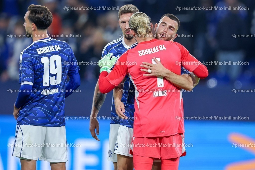 S0426092501255 | 25.09.2025, Fußball, FC Schalke 04 - SpVgg Greuther Fürth, 7.Spieltag, 2. Fußball Bundesliga, Veltins-Arena Gelsenkirchen, Saison 2025 2026: Abschlussjubel und Erleichterung bei den Schalkern nach dem 1:0 SIeg gegen Greuther Fürth. Janik Bachmann&nbsp;(Schalke04 #14)  Felipe Sanchez&nbsp;(Schalke04 #02) Hasan Kurucay&nbsp;(Schalke04 #04) Torwart Loris Karius&nbsp;(Schalke04 #01) zusammen DFB regulations prohibit any use of photographs as image sequences and or quasi-video.