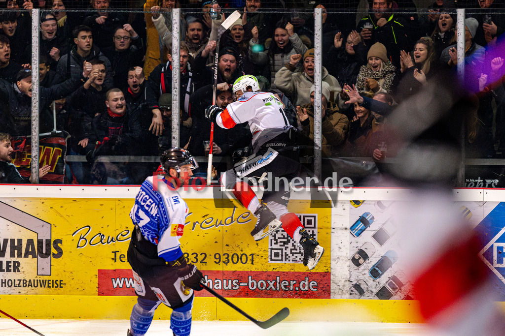 HC Landsberg Riverkings vs TSV Peißenberg Miners | Eishockey Bayernliga 2023/2024, HC Landsberg Riverkings vs TSV Peißenberg Miners, 20231217,
Jubel der Zuschauer nach Tor von Ryan MURPHY (Miners 15),
2023-12-17 in Landsberg (Eisstadion)
15 Ryan MURPHY (Miners 15)
Copyright: WolfgangxLindner foto-lindner.de