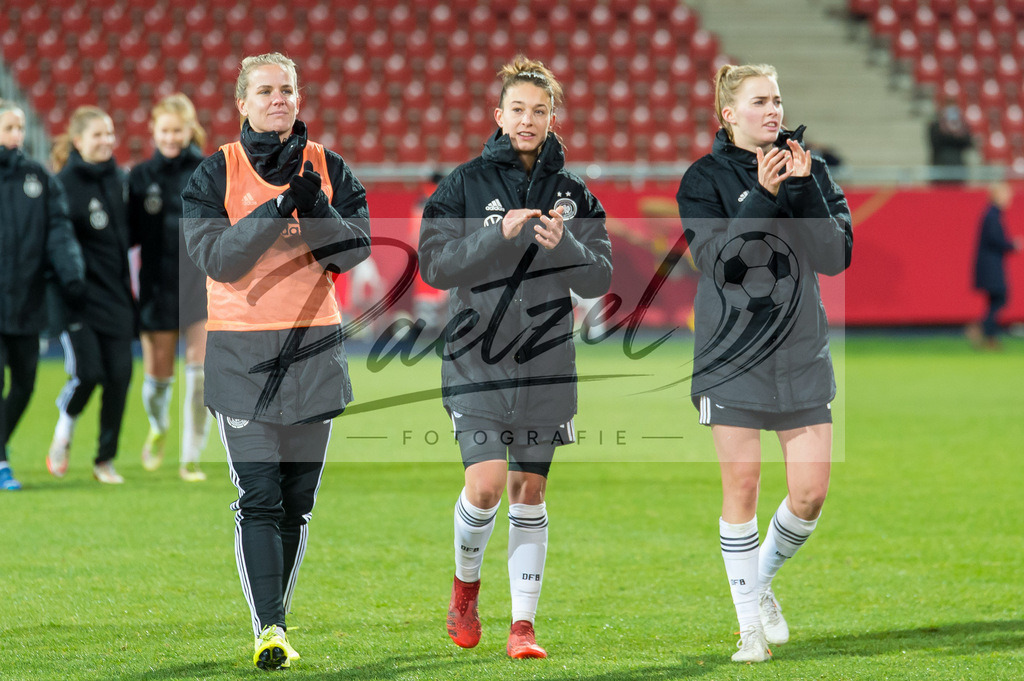 GERTUR20211126_051 | Fussball, Frauen:  Spielerinnen von Deutschland Schlussjubel, jubelt nach dem 8:0 Sieg bei dem Spiel der WM-Qualifikation zwischen Deutschland und Tuerkei im Eintracht-Stadion am 26.11.2021 in Braunschweig, Deutschland. - Realisiert mit Pictrs.com