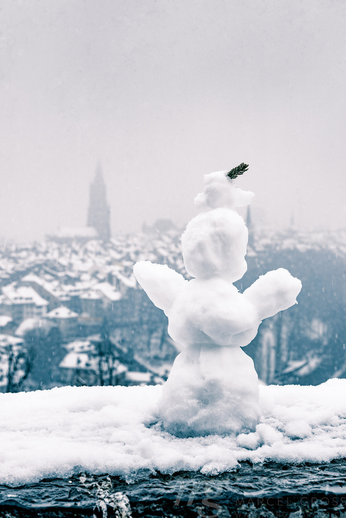 Schneemann vor der Silhouette des Berner Münsters, Bern | snowman in front of the oldtown of Bern - Realisiert mit Pictrs.com