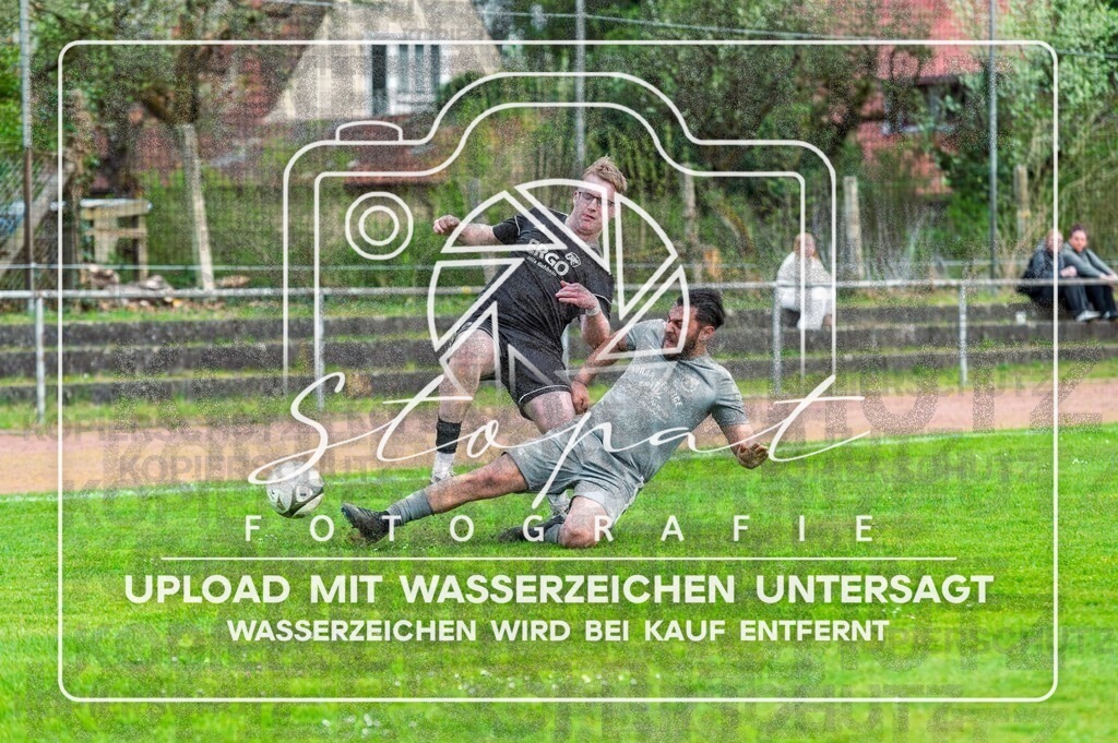 HMFGFS-1016 | Jonathan Grottke (FG Fulde-Stelllichte 2 #09) und Mahir Cheiko (Heidmark 3 #05) beim Herren 3. Kreisklasse HK Spiel zwischen Heidmark III und FG Fulde-Stellichte im Heidmarkstadion, Bad Fallingbostel (Simon Paul Stopat) - Realisiert mit Pictrs.com