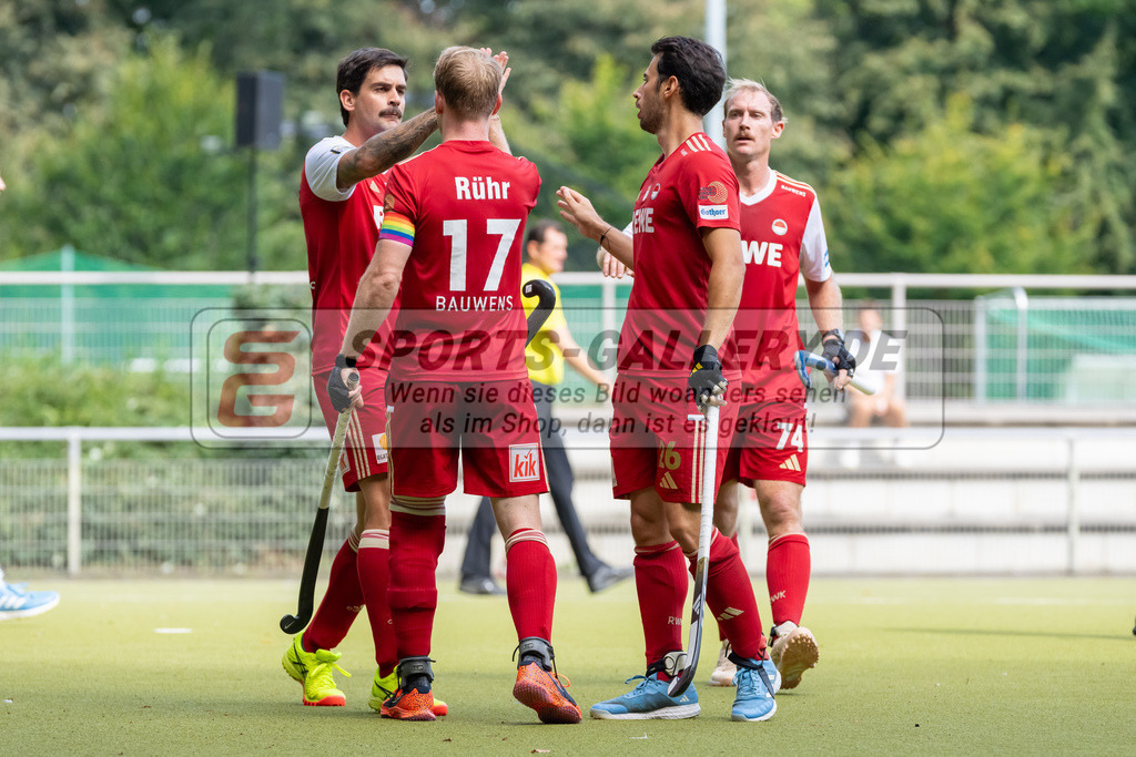 HK_20240907_105339 | 1. Bundesliga Herren RW Köln - Crefelder HTC am 7.9.2024 RW Köln, Köln , Christopher Rühr ( Rot-Weiss Köln #17 ) , Elian Mazkour ( Rot-Weiss Köln #26 ) , Aran Zalewski ( Rot-Weiss Köln #2 )