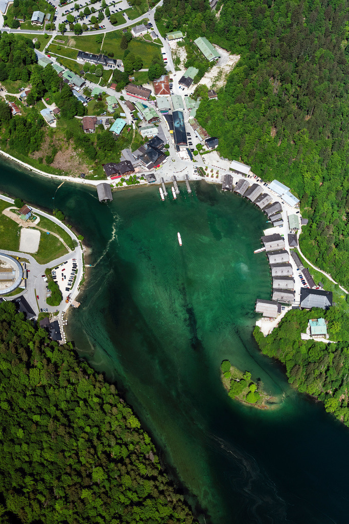 dr__0097330.jpg | SCHöNAU AM KöNIGSSEE 19.05.2022 Dorfkern an den See- Uferbereichen des Königsee mit seinen Bootshäusern und Anlegestelle der Schifffahrt Königsee in Schönau am Königssee im Bundesland Bayern, Deutschland. // Village on the lake bank areas of Koenigsee with seinen Bootshaeusern and Anlegestelle of Schifffahrt Koenigsee in Schoenau am Koenigssee in the state Bavaria, Germany. Foto: Daniel Reiter
